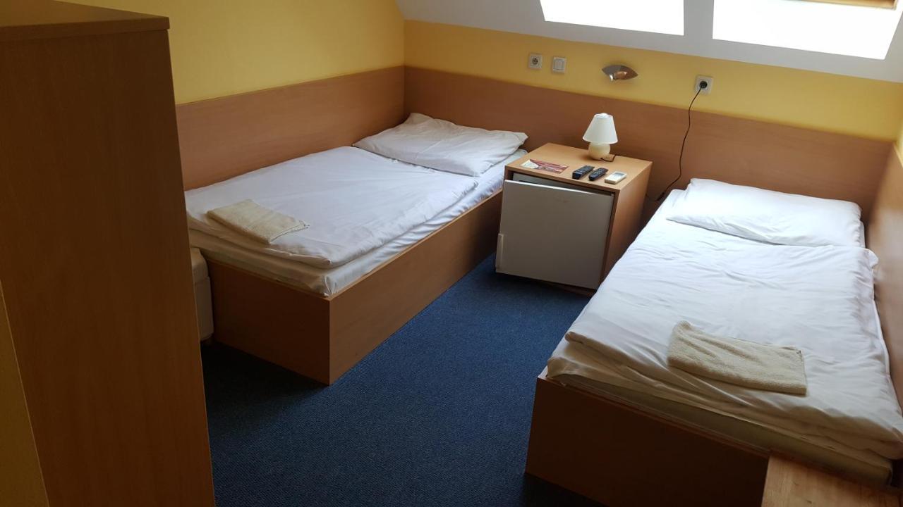 Bed and Breakfast Lehar Panzio Комарно Екстер'єр фото