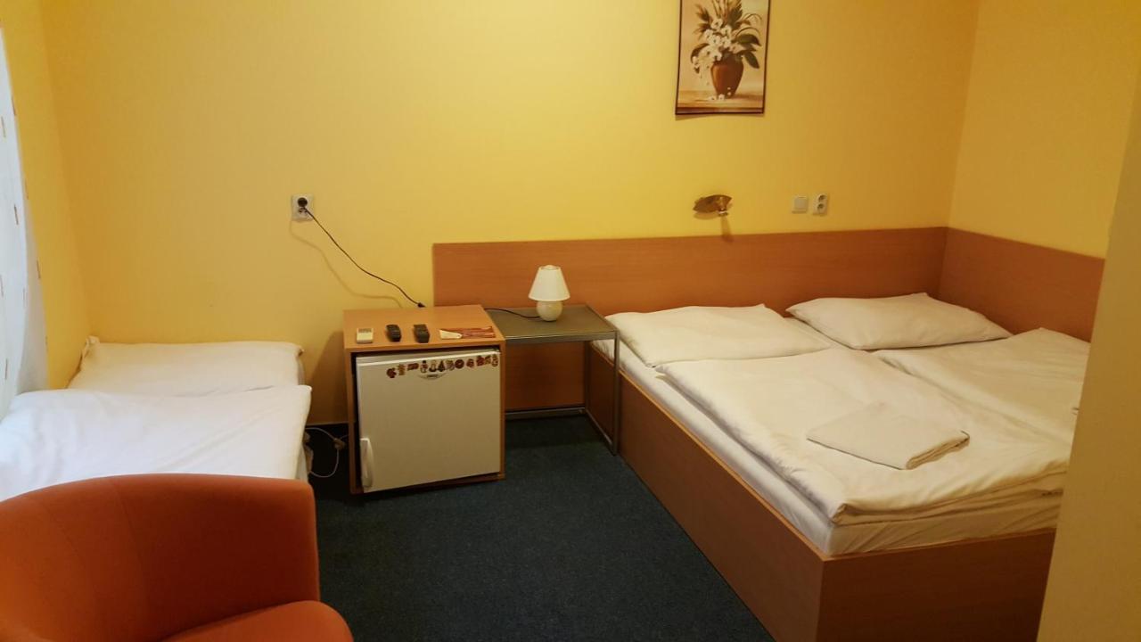 Bed and Breakfast Lehar Panzio Комарно Екстер'єр фото