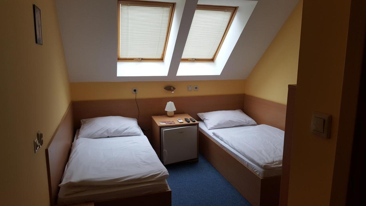 Bed and Breakfast Lehar Panzio Комарно Екстер'єр фото