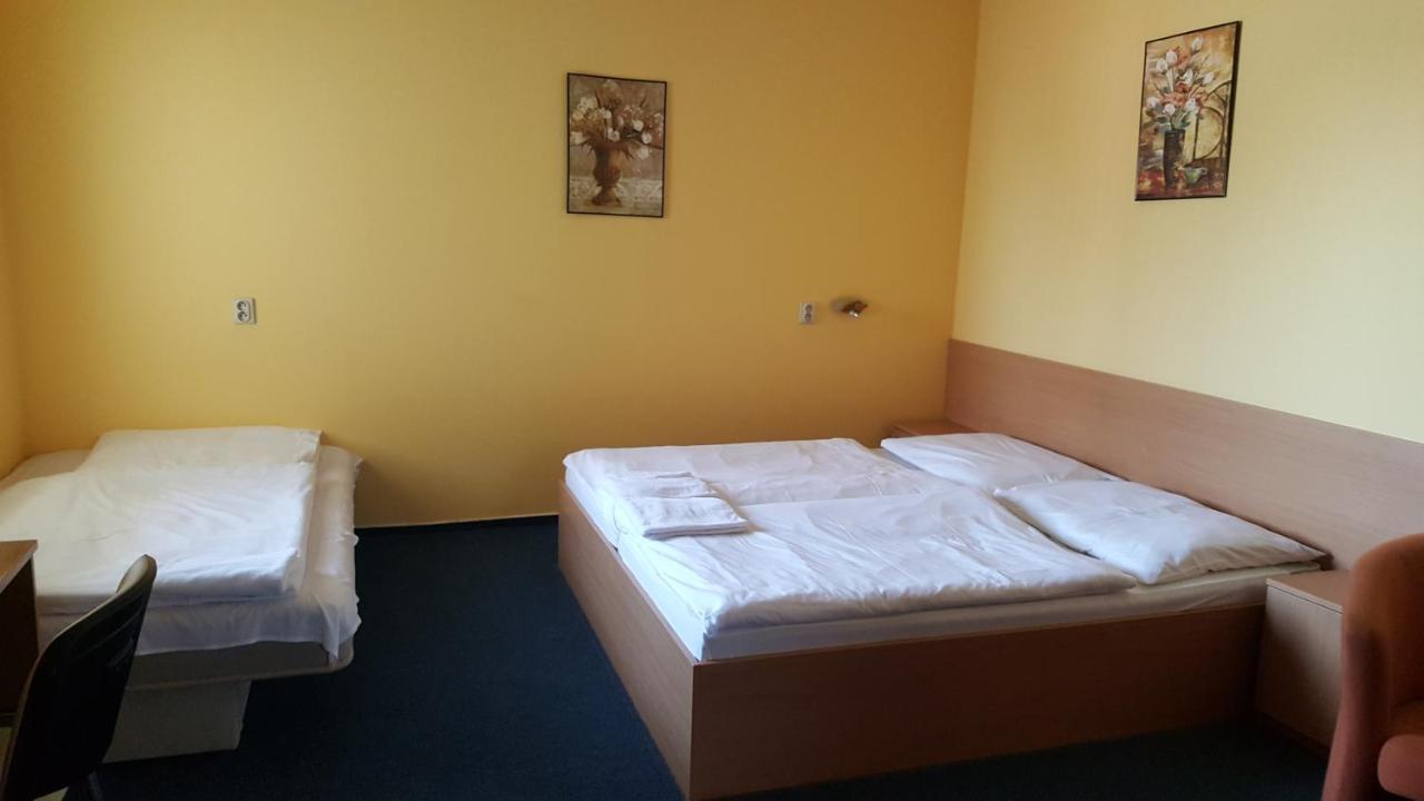 Bed and Breakfast Lehar Panzio Комарно Екстер'єр фото